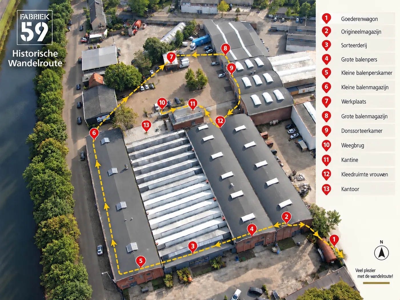 Luchtfoto van het terrein met de wandelroute als gele stippellijn langs de hallen en dertien rode genummerde haltes, met de namen van de haltes in een lijst rechts